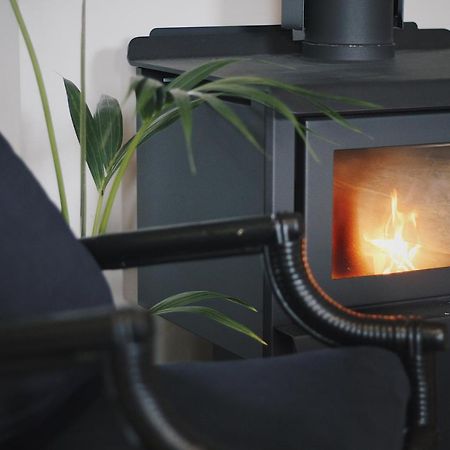 Hugo & Carters Backpackers & Motel Tauranga Kültér fotó A wood stove
