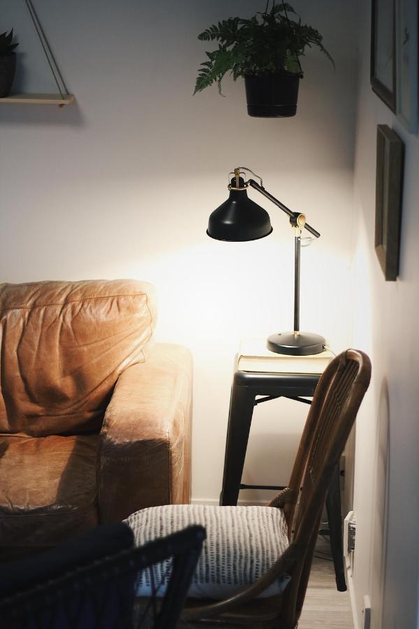 Hugo & Carters Backpackers & Motel Tauranga Kültér fotó A table lamp
