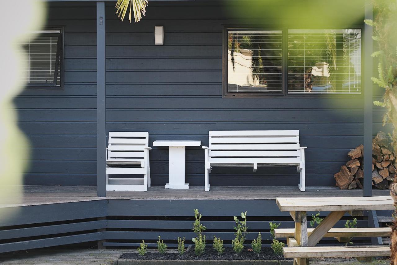 Hugo & Carters Backpackers & Motel Tauranga Kültér fotó A modern bench