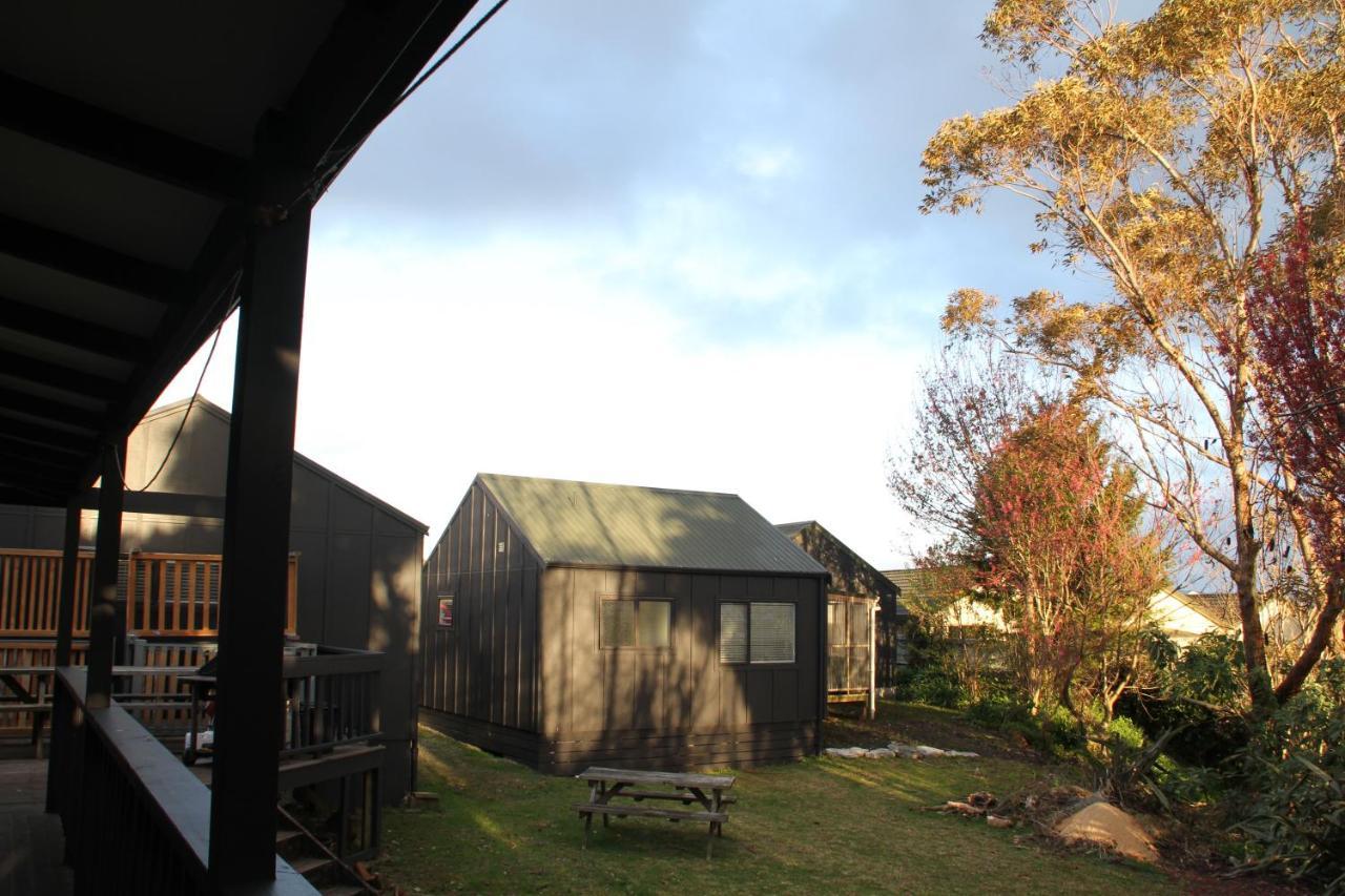 Hugo & Carters Backpackers & Motel Tauranga Kültér fotó The Village