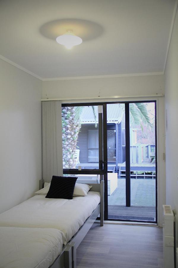 Hugo & Carters Backpackers & Motel Tauranga Kültér fotó A sliding door