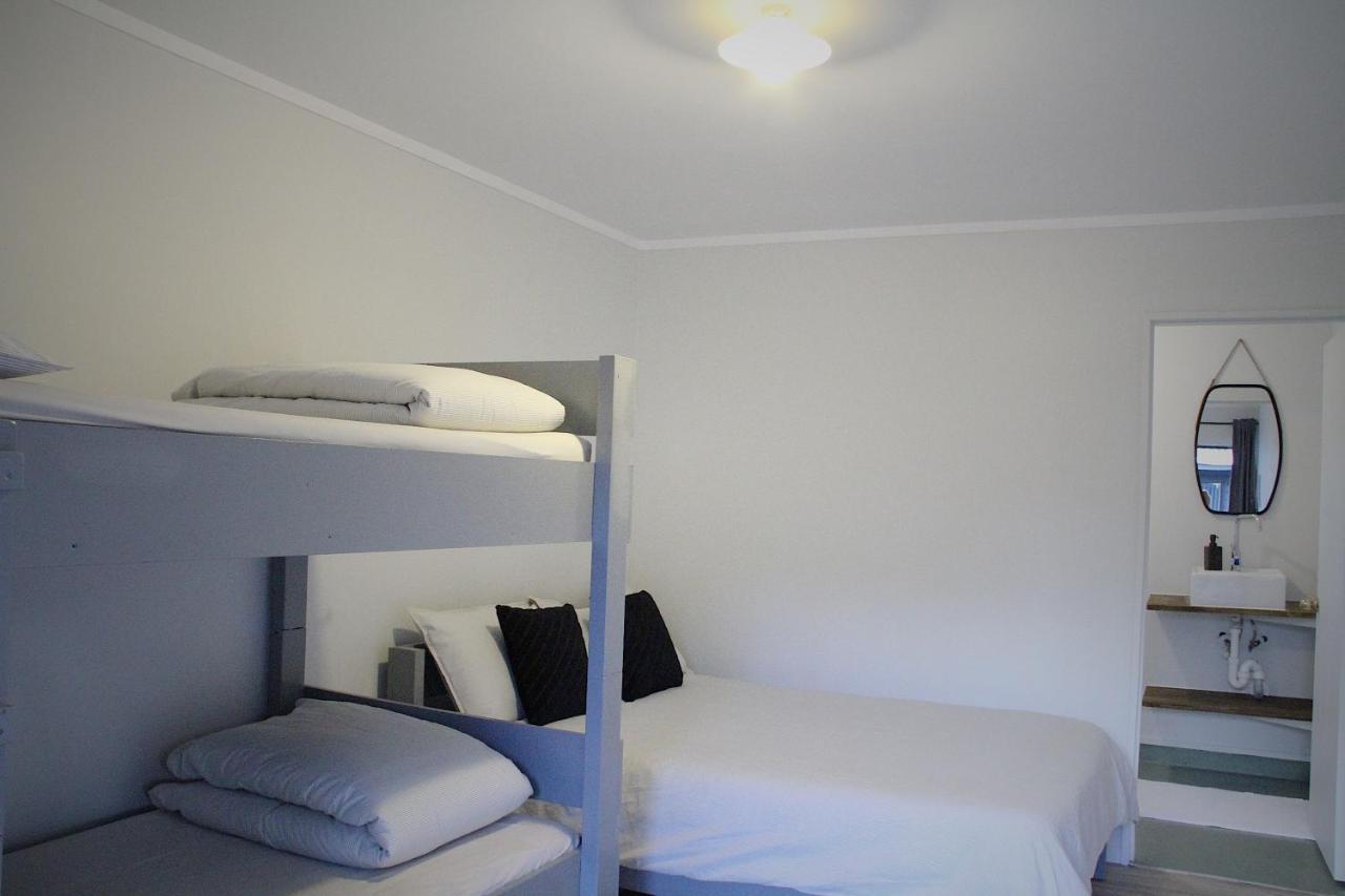 Hugo & Carters Backpackers & Motel Tauranga Kültér fotó A room at the hotel