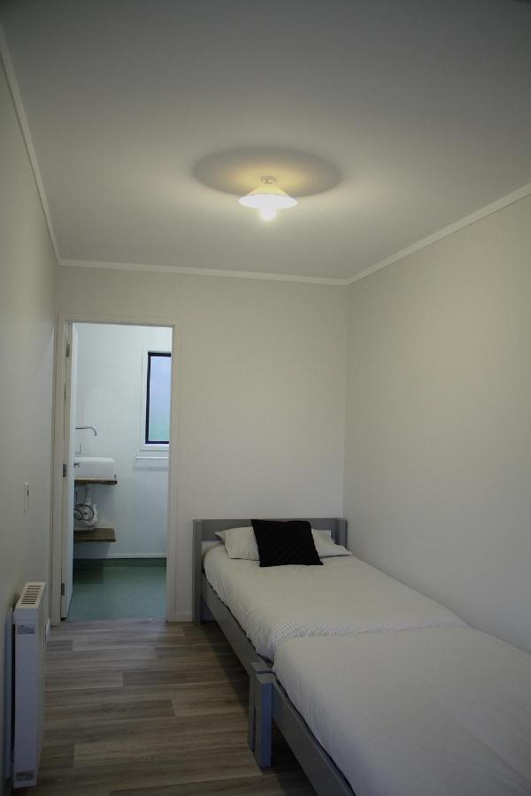 Hugo & Carters Backpackers & Motel Tauranga Kültér fotó A room at the motel