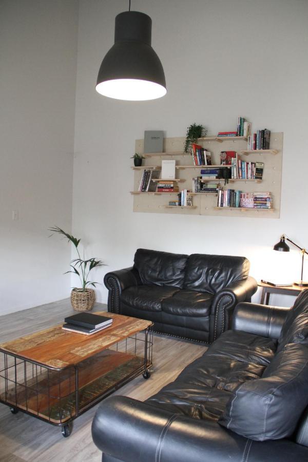 Hugo & Carters Backpackers & Motel Tauranga Kültér fotó A living room with a leather sofa