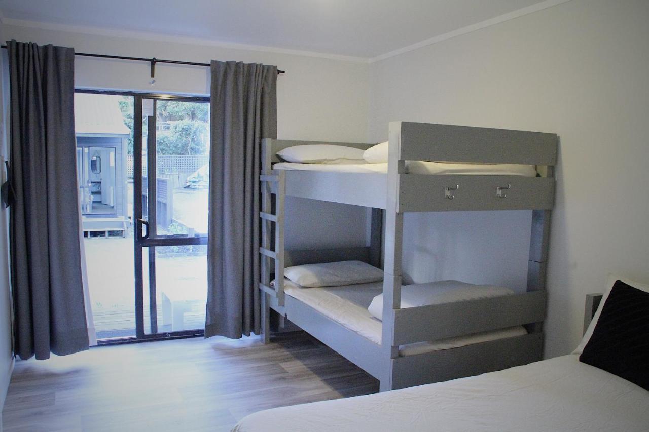 Hugo & Carters Backpackers & Motel Tauranga Kültér fotó A bunk bed in a hotel room