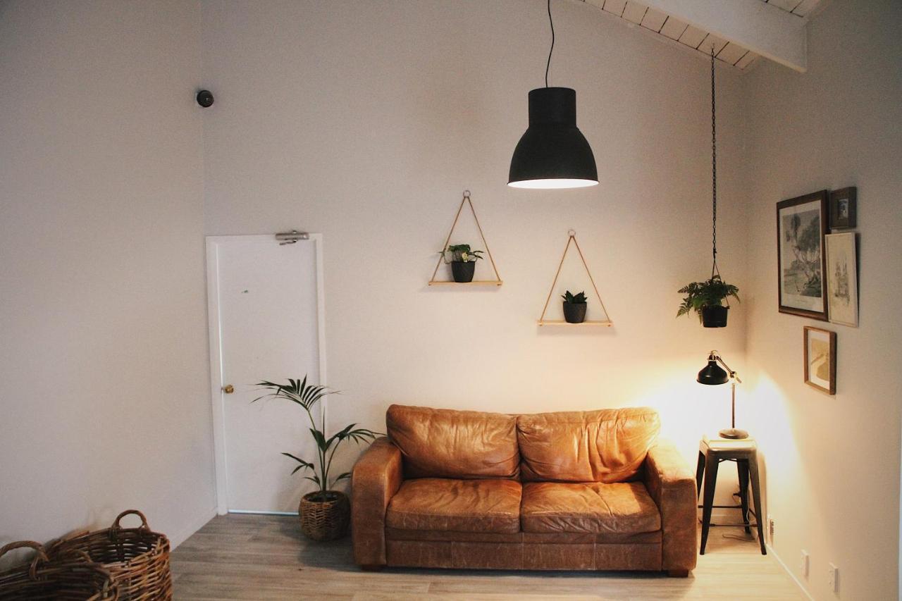 Hugo & Carters Backpackers & Motel Tauranga Kültér fotó A living room with a leather sofa