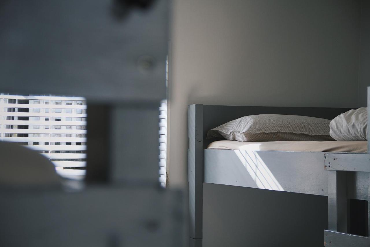 Hugo & Carters Backpackers & Motel Tauranga Kültér fotó A cell at the Guantánamo Bay detention camp
