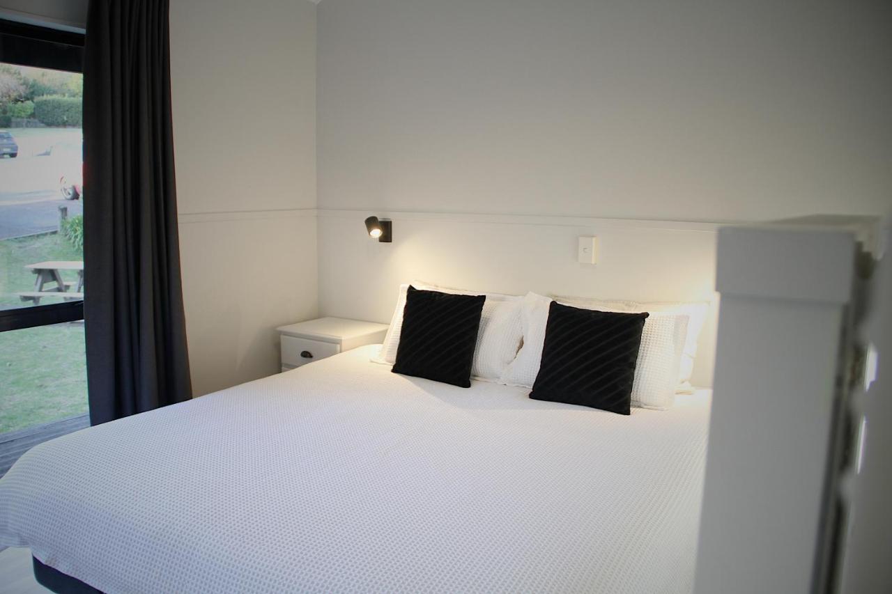 Hugo & Carters Backpackers & Motel Tauranga Kültér fotó A bedroom at the hotel