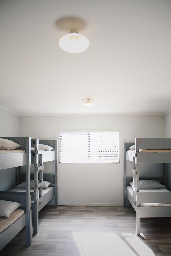Hugo & Carters Backpackers & Motel Tauranga Kültér fotó A room at the San Diego Rescue Mission