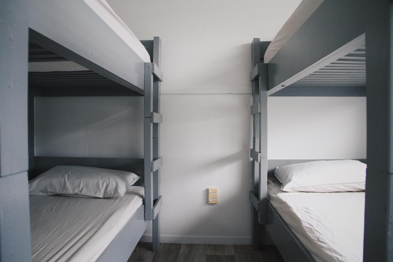 Hugo & Carters Backpackers & Motel Tauranga Kültér fotó A bunk bed