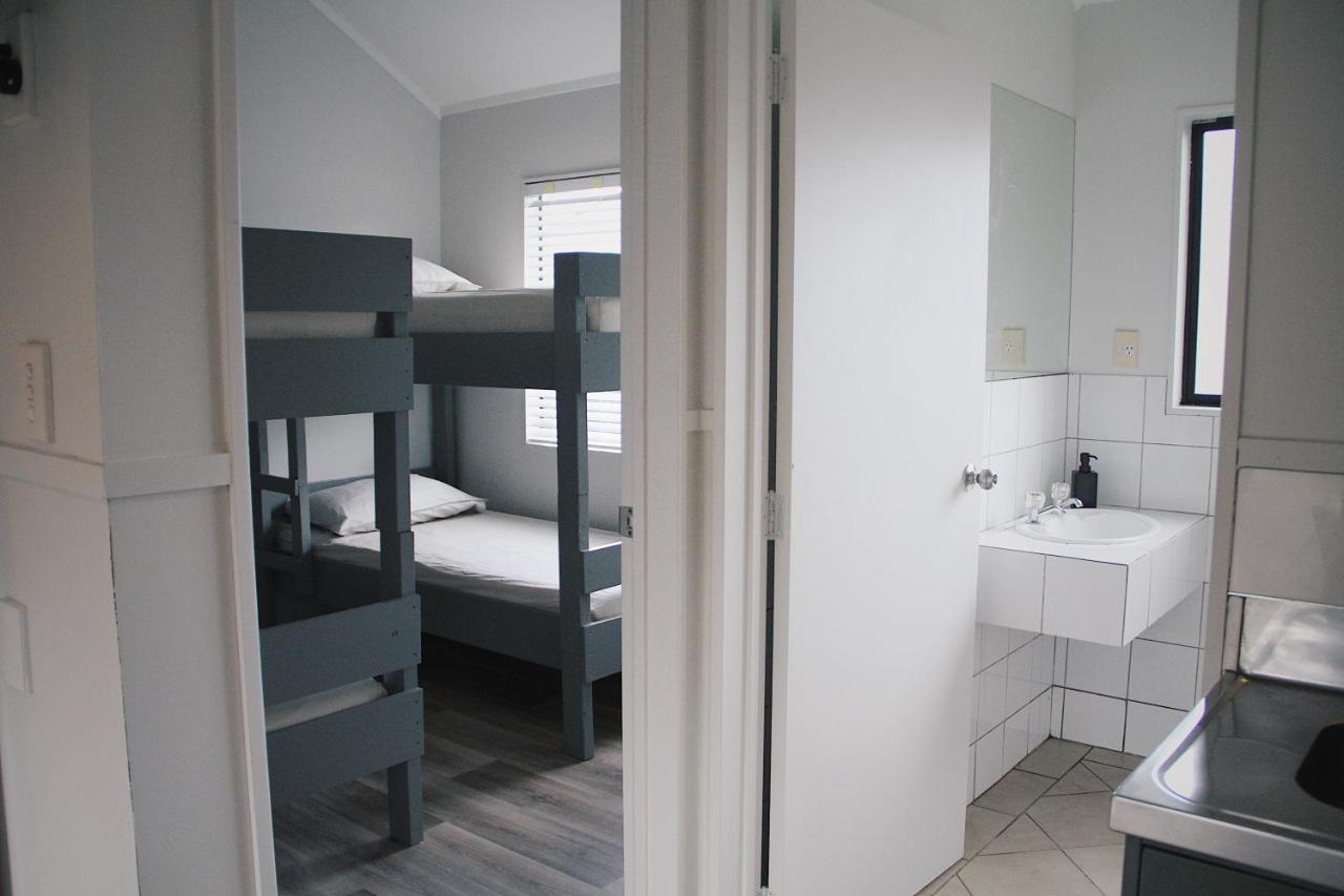 Hugo & Carters Backpackers & Motel Tauranga Kültér fotó A bunk room at a hostel