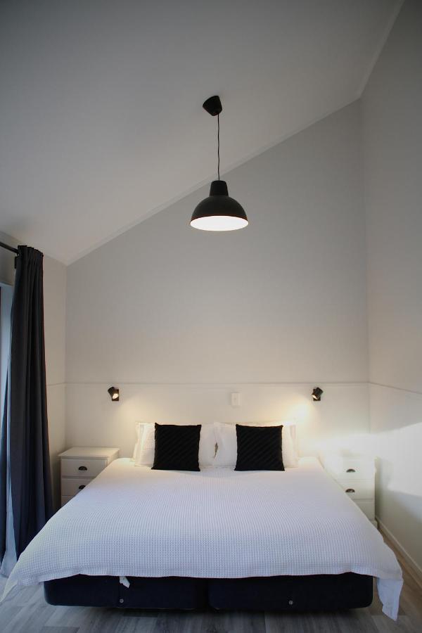 Hugo & Carters Backpackers & Motel Tauranga Kültér fotó A pendant light
