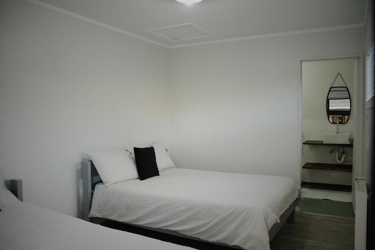 Hugo & Carters Backpackers & Motel Tauranga Kültér fotó A bedroom