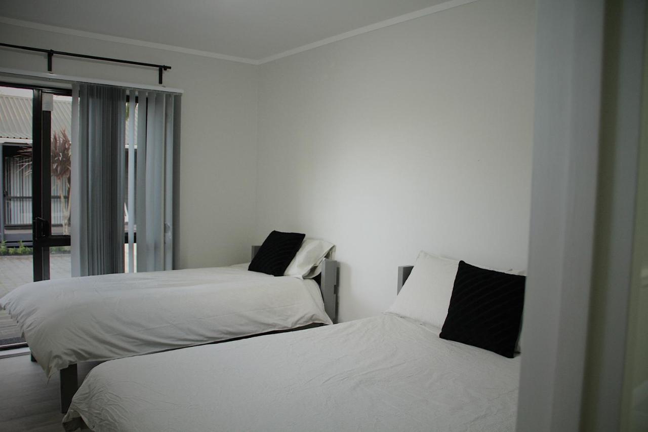 Hugo & Carters Backpackers & Motel Tauranga Kültér fotó A bedroom at the hotel